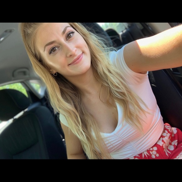 Profile Picture of Stephanie Carl (@stephanie_carl) on Poshmark