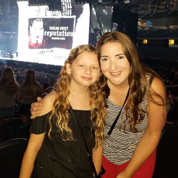 Profile Picture of Lori Carpenter (@lorabell16) on Poshmark