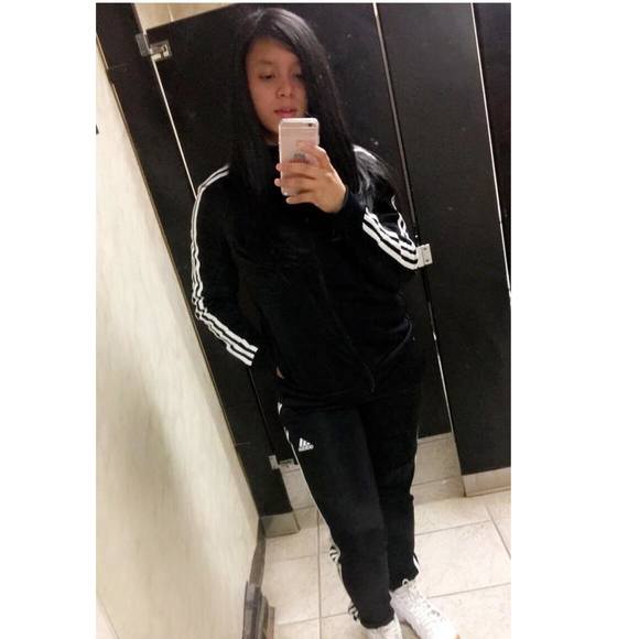 Profile Picture of Elizabeth Belliard (@zaeli1121) on Poshmark