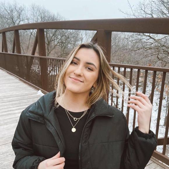 Profile Picture of Devyn Bredeson (@dbredeson) on Poshmark