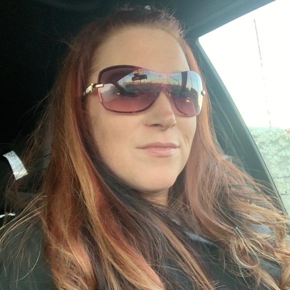 Profile Picture of Jennifer Deschner (@hdtrojen) on Poshmark