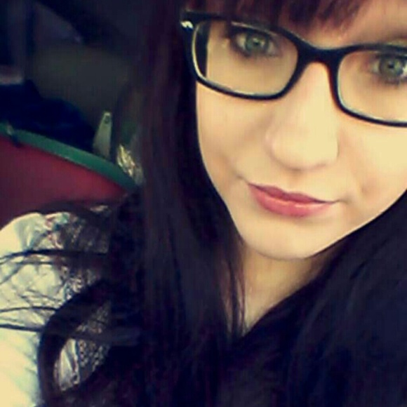 Profile Picture of Victoria Mariconda (@vemariconda) on Poshmark