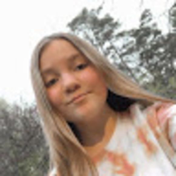 Profile Picture of Sydney Schiffgens (@s_schiffgens) on Poshmark