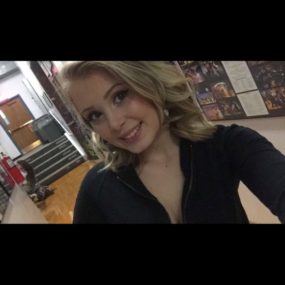 Profile Picture of Emma Rizzuto (@emrizzuto) on Poshmark