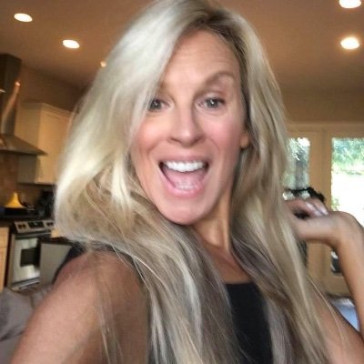 Profile Picture of Leslie Dean (@DreamyYogini) on Twitter