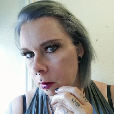 Profile Picture of Lizzy Caitlin Thomas (@sharon_echelon) on Twitter