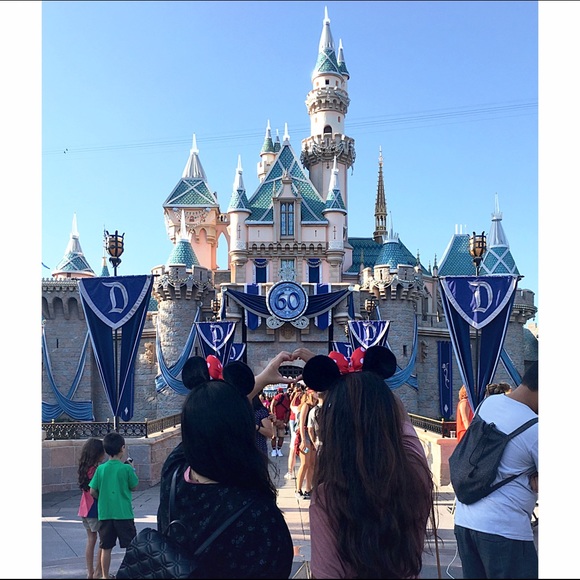 Profile Picture of Aneesah Akbar (@aneesahakbar) on Poshmark