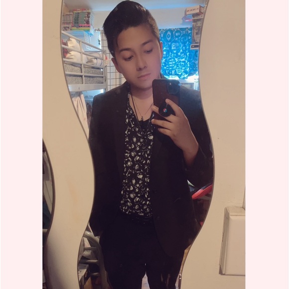 Profile Picture of Aaron Hernandez (@a_aron26) on Poshmark