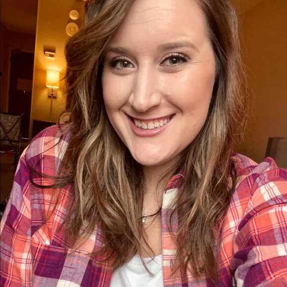 Profile Picture of Anna Lively (@annalively14) on Poshmark