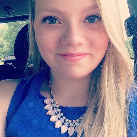 Profile Picture of Delaney Deely (@deelyd) on Poshmark