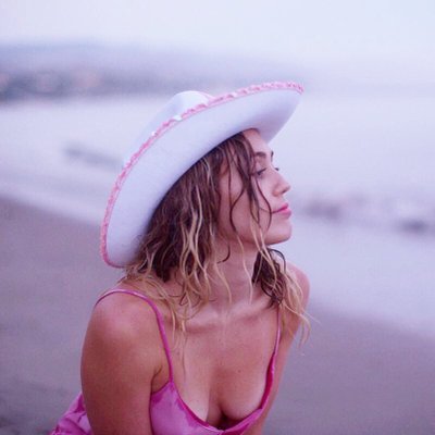 Profile Picture of Miley Ray (of ☀️) (@MilesToSlay) on Twitter