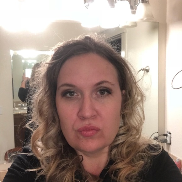 Profile Picture of Anca Collinsworth (@ancailie) on Poshmark