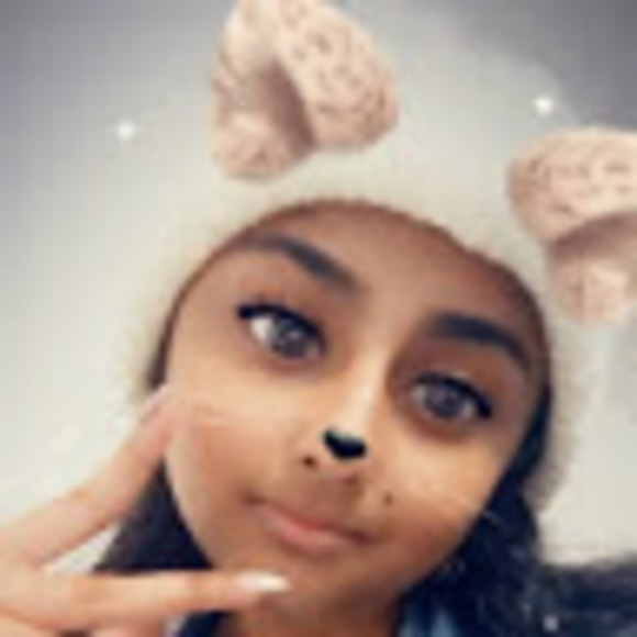 Profile Picture of Rebecca Mangar (@rebeccamangar) on Poshmark