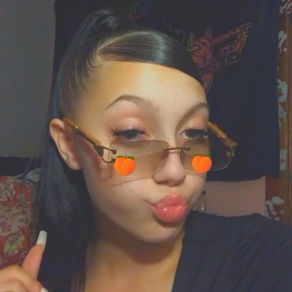 Profile Picture of Angel Marsolais (@iconicangelll) on Poshmark