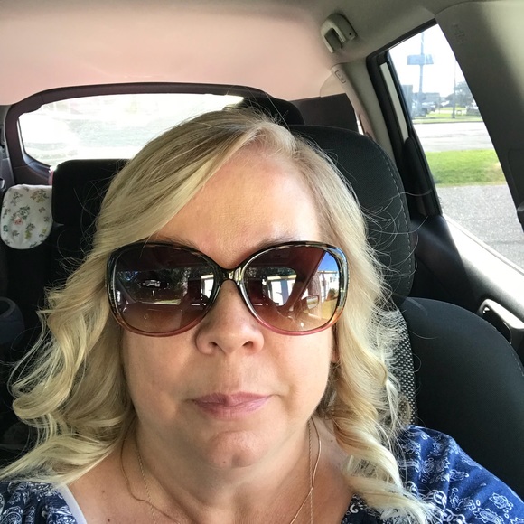 Profile Picture of Dawn Peck (@dottiek9) on Poshmark