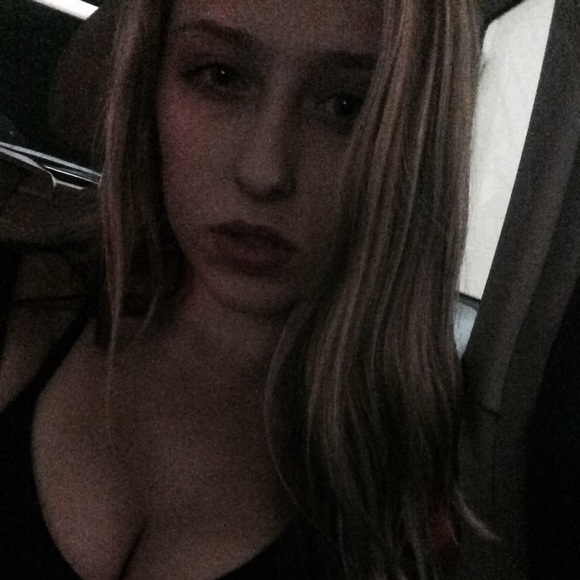Profile Picture of Melissa Hantelmann (@melissalh13) on Poshmark