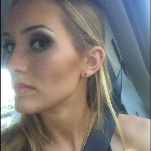 Profile Picture of Whitney Mies (@whitneymies) on Poshmark