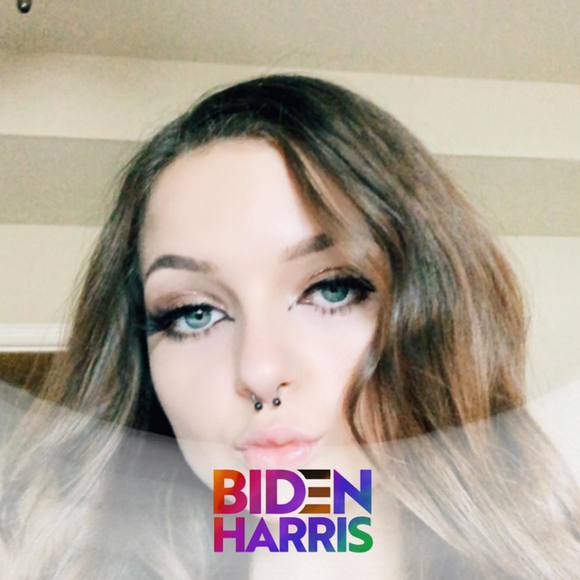 Profile Picture of Ashley Albertson (@ashleylaurena13) on Poshmark