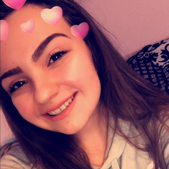 Profile Picture of Joelle Galanter (@joelle_beatrice) on Poshmark