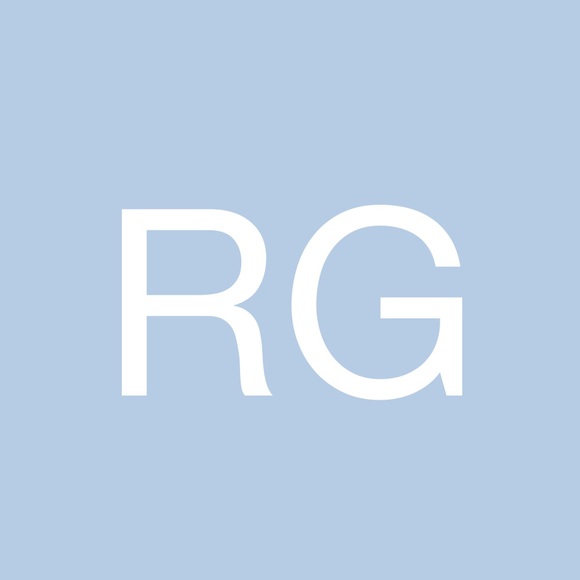 Profile Picture of Rebecca Geliebter (@rebeccafg) on Poshmark