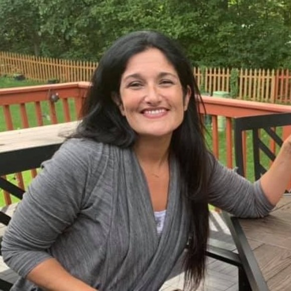 Profile Picture of Lisa Alexakos (@lsalexa) on Poshmark