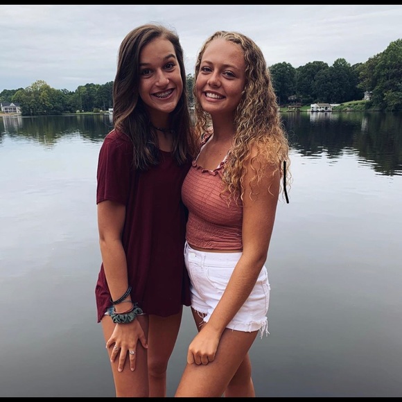 Profile Picture of Mia Helmlinger (@miahelmlinger) on Poshmark