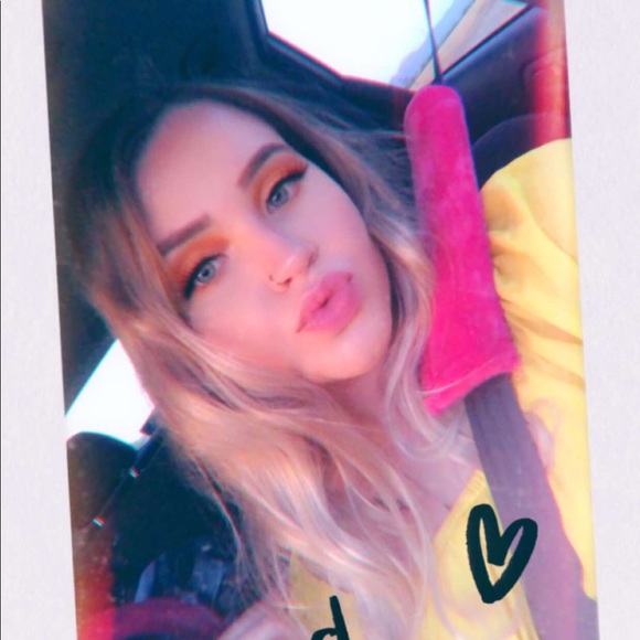 Profile Picture of Hayven Grothouse (@hayvennmarie) on Poshmark