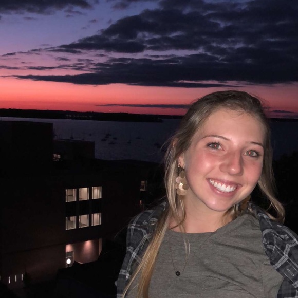 Profile Picture of Kira Regner (@kiraregs) on Poshmark