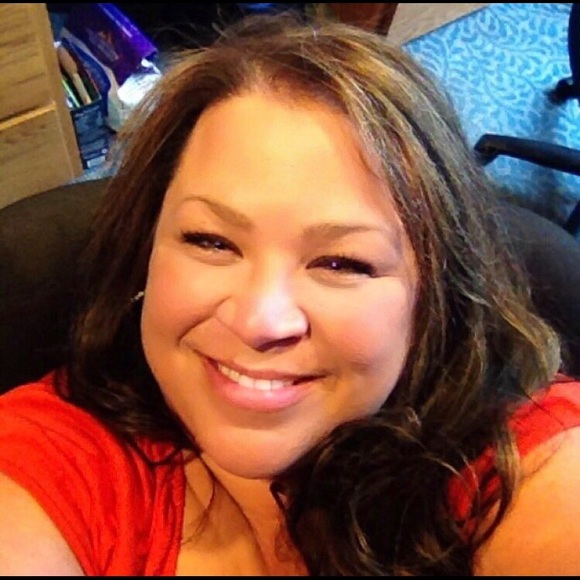 Profile Picture of Kim Moubray (@beachluvngirl) on Poshmark