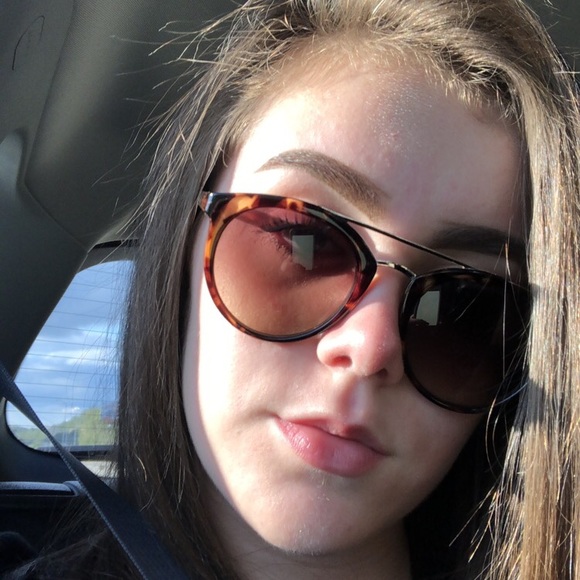 Profile Picture of Taylor Riegle (@taylorriegle) on Poshmark