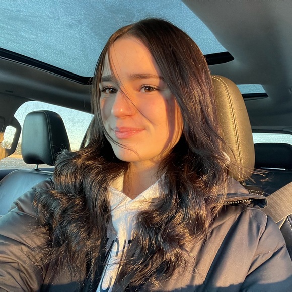 Profile Picture of Krystin Huzar (@krystinhuzar) on Poshmark