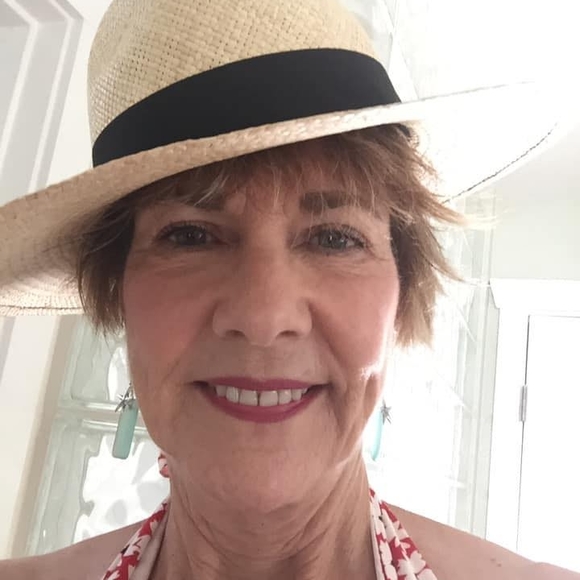 Profile Picture of Paula Bitzer (@paula9max) on Poshmark