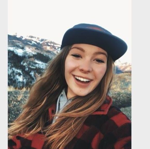 Profile Picture of Renee Bellerose (@reneebellerose) on Poshmark