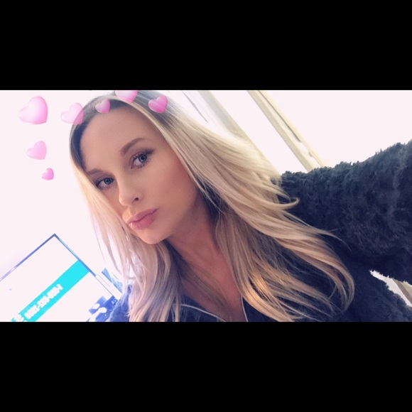Profile Picture of Amanda Go (@amandag37) on Poshmark