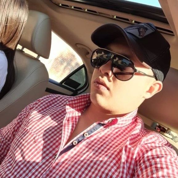 Profile Picture of Julian Tovar (@julianale_99) on Poshmark