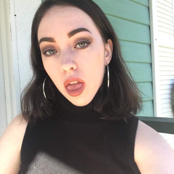 Profile Picture of Shannon Lamotta (@shannonloveeee) on Poshmark