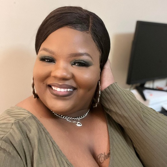Profile Picture of Alexis Alexis (@honeycomb252000) on Poshmark