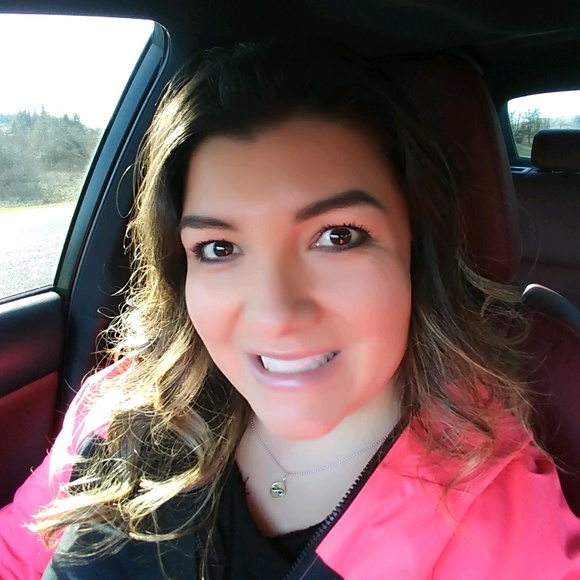 Profile Picture of Randi Scott (@rscott1215) on Poshmark