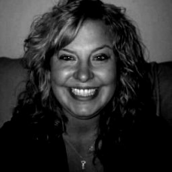 Profile Picture of Katie Ehardt (@katers1130) on Poshmark