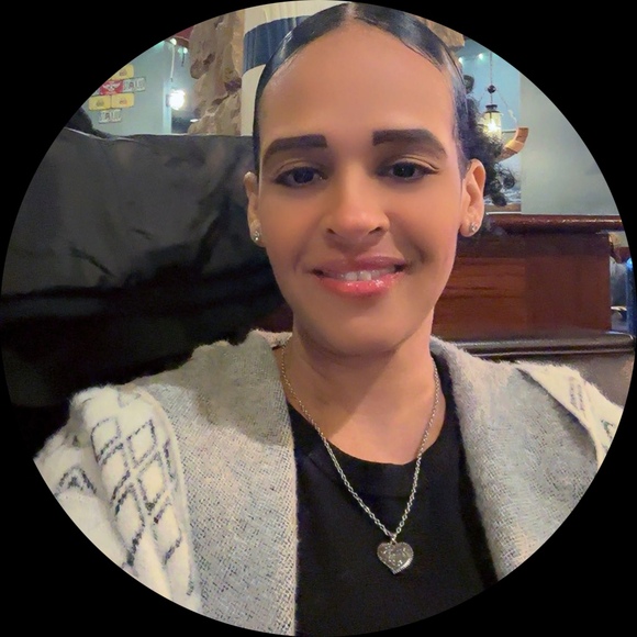 Profile Picture of Ana Gil (@anagil0209) on Poshmark