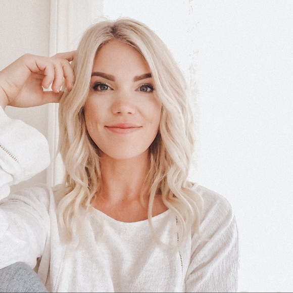Profile Picture of Lindsey Hadick (@lhadick) on Poshmark