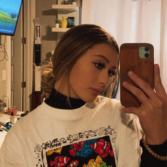 Profile Picture of Kalea Lessary (@kalealessary) on Poshmark