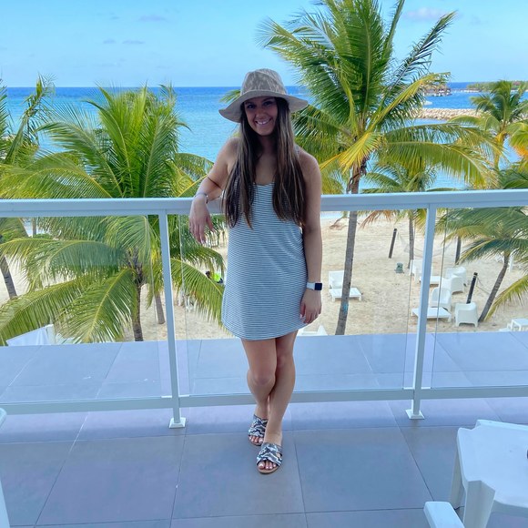 Profile Picture of Rachel Niswonger (@rachelniswonger) on Poshmark