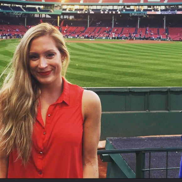 Profile Picture of Caroline Bzowski (@carolinkab) on Poshmark