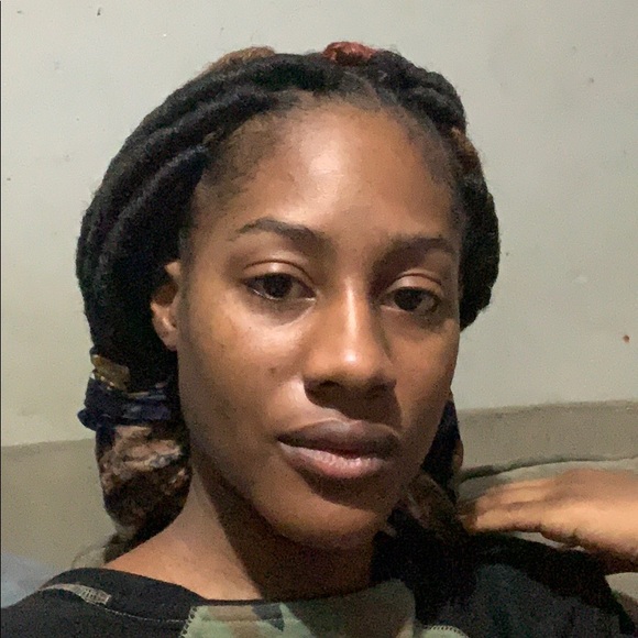 Profile Picture of Samantha Fraser (@sammyqueen) on Poshmark