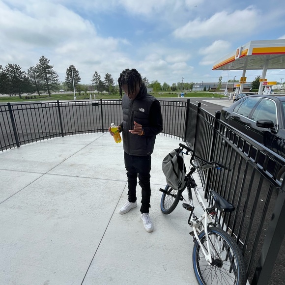 Profile Picture of Davarus Suel (@shoe_game22) on Poshmark