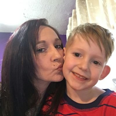 Profile Picture of Mandy Feather (@mandychicbou) on Twitter