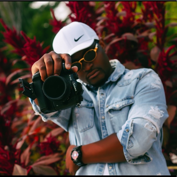 Profile Picture of Jesse Tshiyoyi (@jessetshiyoyi) on Poshmark