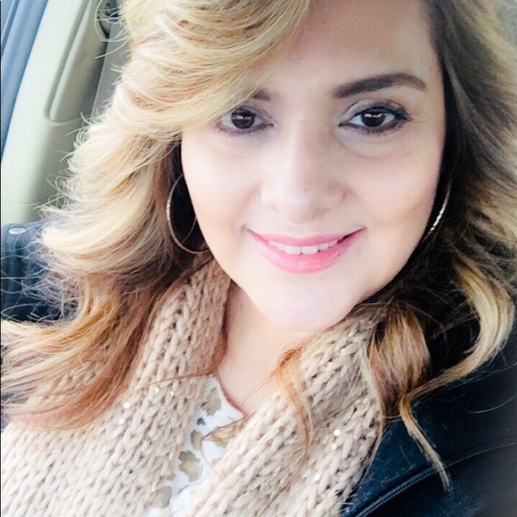 Profile Picture of Amanda Mejia (@amejia_1970) on Poshmark