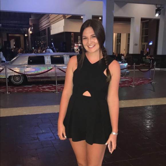 Profile Picture of Karli Phillips (@karli528) on Poshmark